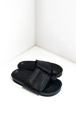 Cicas Sandal, Yan Nero