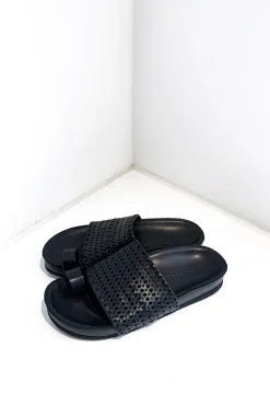 Cicas Sandal, Yan Nero