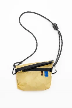 Shoulderstrap, Lead Black